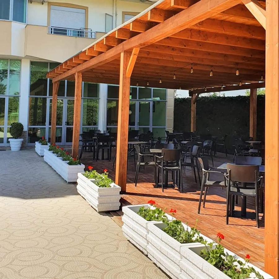 Risus Hotel Голем Екстериор снимка