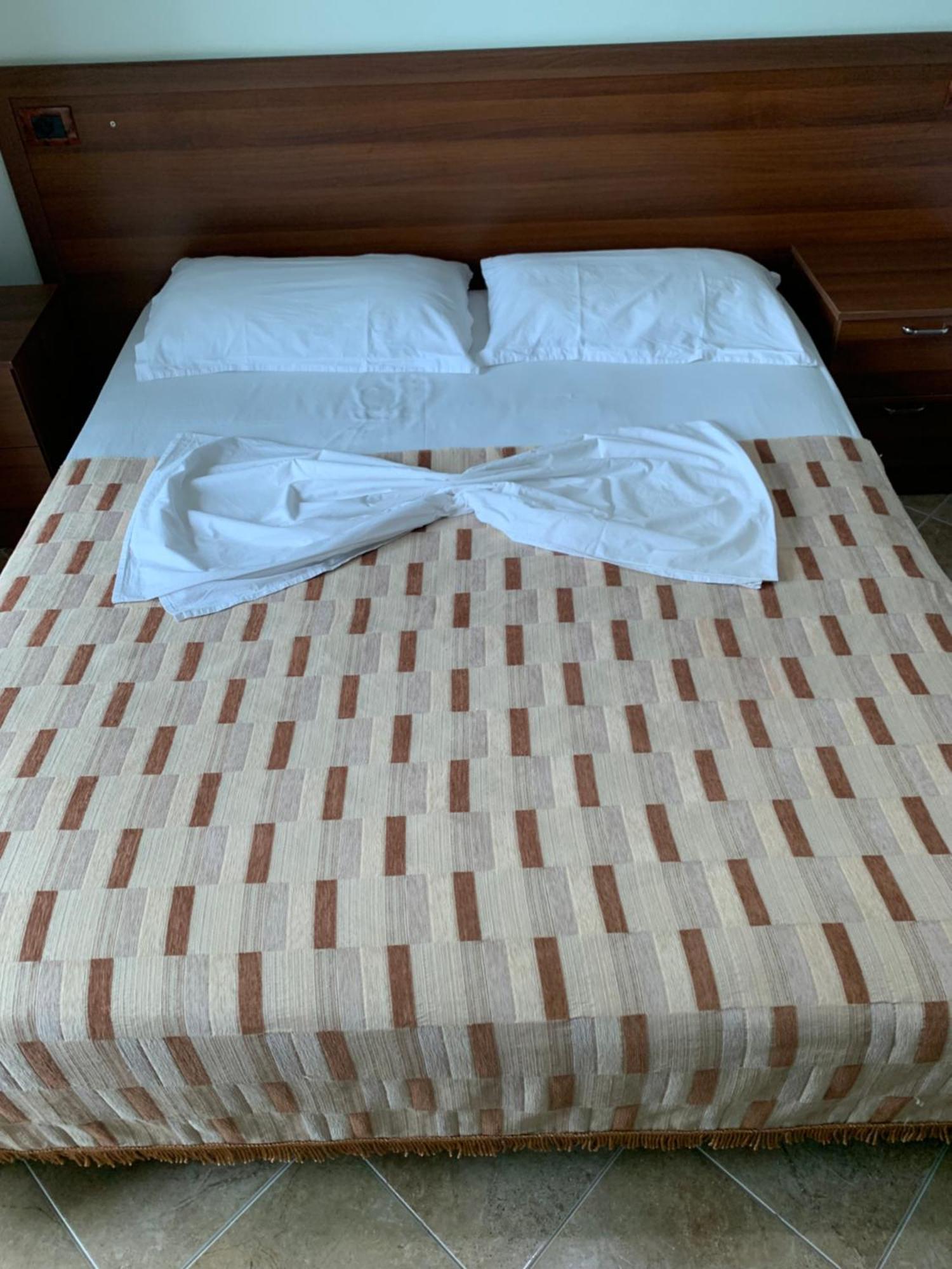 Risus Hotel Голем Екстериор снимка