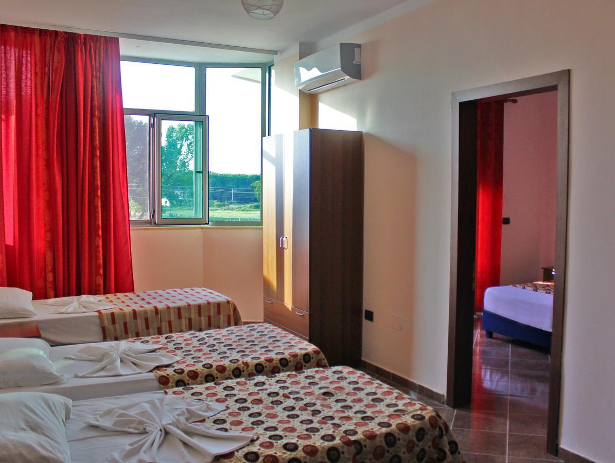 Risus Hotel Голем Екстериор снимка