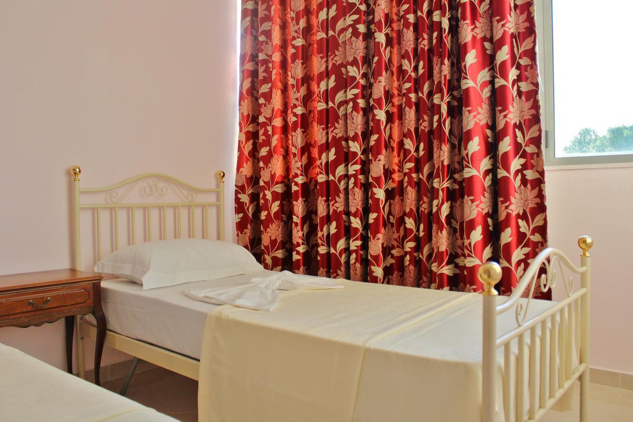 Risus Hotel Голем Екстериор снимка